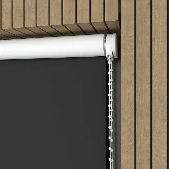Verdunkelungsrollo - B x H: 240 x 190 cm, Schwarz - Nahaufnahme einer weißen Rollo mit Kettenzug vor einer Holzpaneelwand.