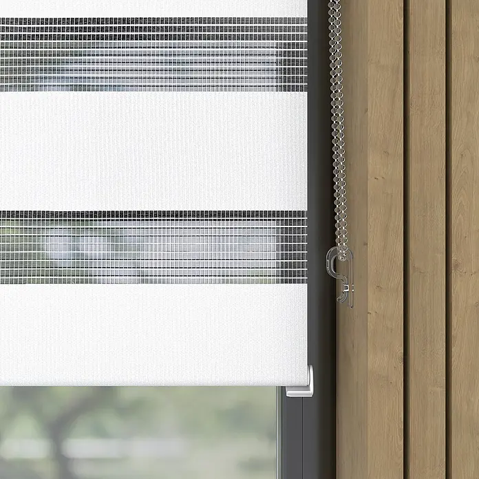 Expo Ambiente Doppelrollo Mini - B x H: 60 x 150 cm, Weiß - Nahaufnahme einer stilvollen, horizontal gestreiften Doppelrollo mit Kettenzug und einem Holzpaneel im Hintergrund für moderne Fensterdekoration.