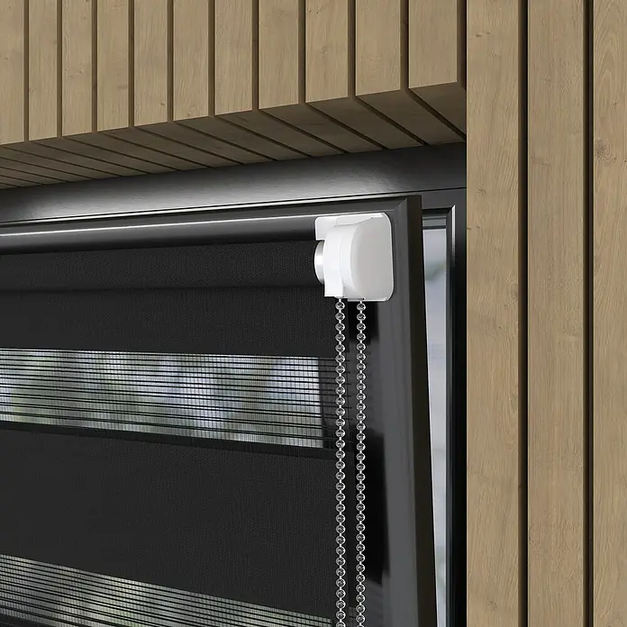 Doppelrollo Basic - B x H: 45 x 150 cm, Schwarz - Nahaufnahme einer modernen, schwarzen Doppelrollo mit Kettenzug, ideal für stilvolle Fensterdekoration und effektiven Sonnenschutz.