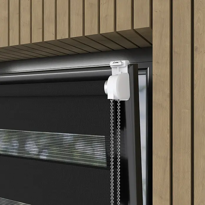 Doppelrollo BasicB x H: 75 x 150 cm, Schwarz - Nahaufnahme einer modernen, blickdichten Rolljalousie mit Kettenzug in einem stilvollen Raum.