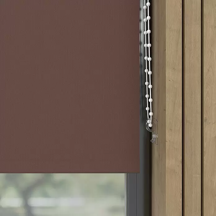Verdunkelungsrollo - B x H: 90 x 275 cm, Braun - Braunes Stoffrollos mit weißer Perlenkette, das ein Fenster neben Holzpaneelen teilweise verdeckt.