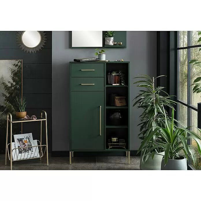 Schildmeyer Kent Highboard - 67,1 x 33,1 x 117,4 cm, Waldgrün, Matt - Dunkelgrüner Aufbewahrungsschrank mit goldenen Griffen und Beinen, mit zwei Schubladen und Regalen, in einem modernen Eingangsbereich.