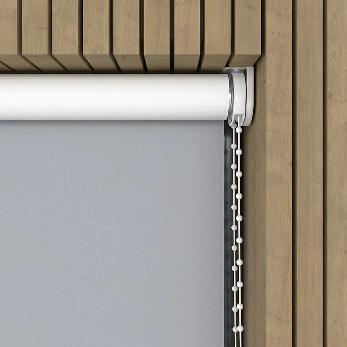Verdunkelungsrollo - B x H: 200 x 190 cm, Hellgrau - Bild eines grauen Rollos mit weißem Rollo und Kette an einer hölzernen Akzentwand.