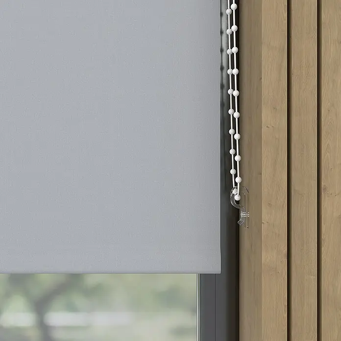 Verdunkelungsrollo - B x H: 200 x 190 cm, Hellgrau - Eine nahaufnahme eines grauen Rollos mit weißer Zugschnur, das am Fensterrahmen befestigt ist, für eine sanfte Lichtfilterung im Raum.