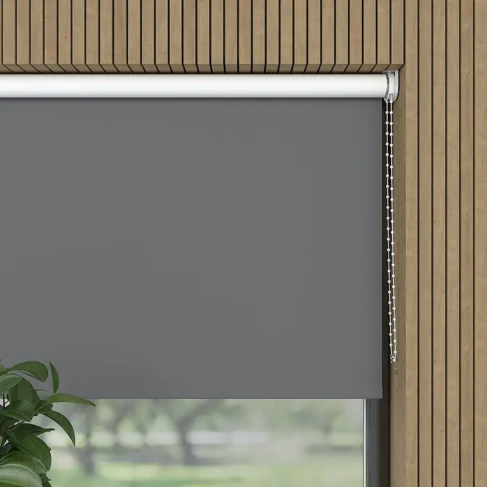 Expo Ambiente Verdunkelungsrollo - B x H: 80 x 190 cm, Grau, Uni - Graue Rolloblende vor einem Holzpaneel, die Privatsphäre bietet und das Tageslicht reguliert.\n