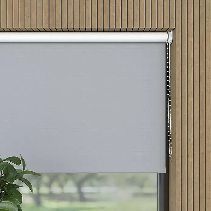 Verdunkelungsrollo - B x H: 200 x 190 cm, Hellgrau - Graues Stoff-Rollrollo mit weißem Mechanismus und Zugkette, teilweise vor einem Fenster mit Holzlamellenwand.
