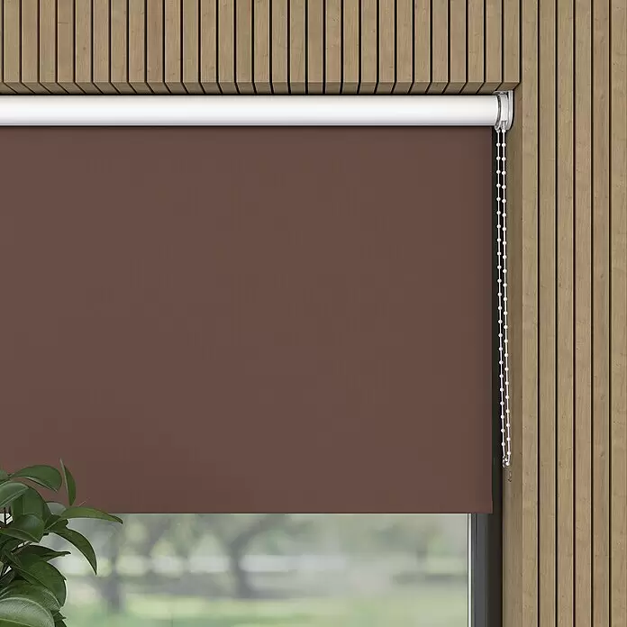 Verdunkelungsrollo - B x H: 90 x 275 cm, Braun - Braunes Rollo mit weißem Mechanismus und Zugkette, an Holzverkleidung montiert, teilweise vor einem Fenster.