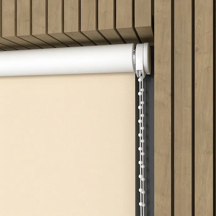 Verdunkelungsrollo - B x H: 80 x 190 cm, Sand - Nahaufnahme einer beigefarbenen Rollgardine mit weißer Zugschnur vor einer Holzwand.