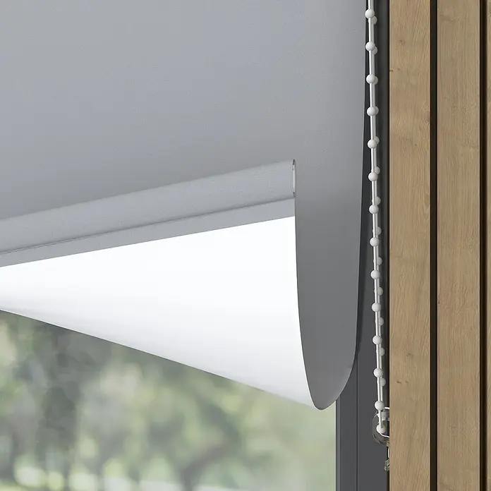 Verdunkelungsrollo - B x H: 200 x 190 cm, Hellgrau - Nahaufnahme einer grauen Rollgardine mit weißem Stoff und einer Bedienkette, die für Lichtschutz und Privatsphäre sorgt.