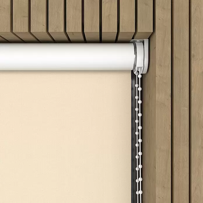 Verdunkelungsrollo - B x H: 80 x 190 cm, Sand - Ansicht von oben auf ein cremefarbenes Rollo mit weißem Mechanismus und Perlenkette, in eine Holzlamellenwand eingebaut.