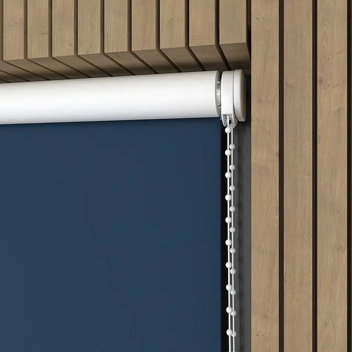 Expo Ambiente Verdunkelungsrollo - B x H: 60 x 190 cm, Dunkelblau, Uni - Detailaufnahme einer blauen Rollmarkise mit weißer Zugschnur und Holzverkleidung, die ein elegantes und funktionales Design zeigt.