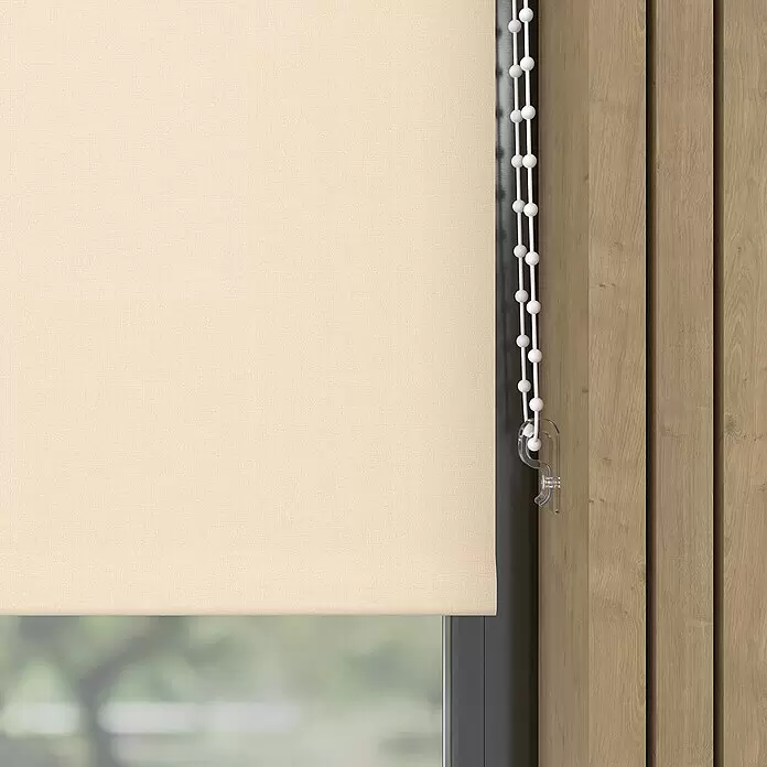 Verdunkelungsrollo - B x H: 80 x 190 cm, Sand - Cremefarbenes Rolljalousie mit feiner Webstruktur, in einem Fenster installiert, mit weißer Perlenzugkette.