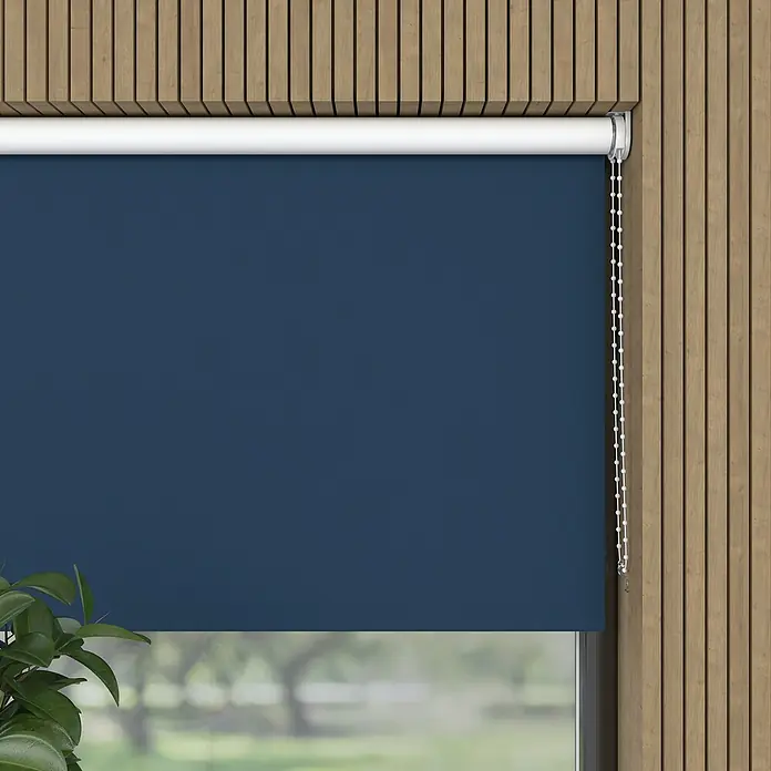 Expo Ambiente Verdunkelungsrollo - B x H: 60 x 190 cm, Dunkelblau, Uni - Blauer Rollvorhang vor einem Fenster mit einer Bedienkette und einem weißen Rahmen, der für Sichtschutz und Verdunkelung sorgt.