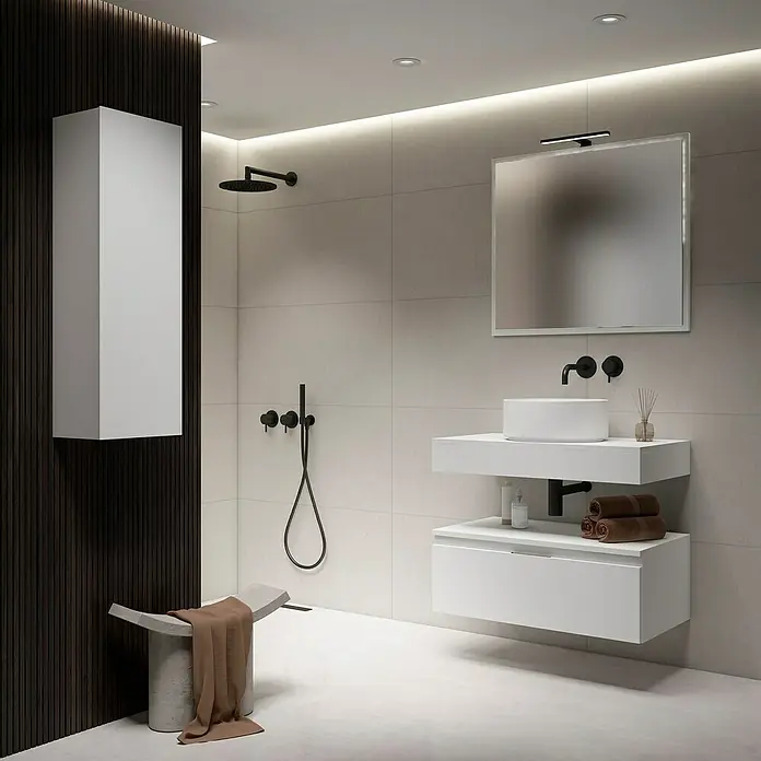 Mueble bajo de lavabo Aidan - L x An x Al: 45 x 80 x 30 cm, Blanco - Elegante diseño de baño con un tocador blanco, un gran espejo y una pared de acento oscura. Los accesorios modernos en negro completan el look.