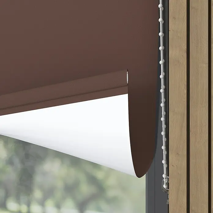 Verdunkelungsrollo - B x H: 90 x 275 cm, Braun - Eine braune Rollgardine mit weißer Innenseite ist teilweise heruntergelassen und hängt vor einem Fenster.