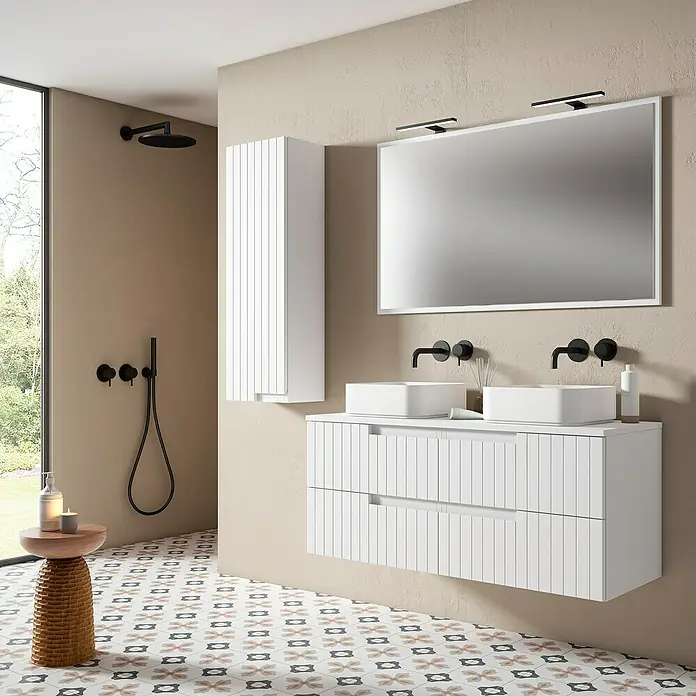 Armario colgante de baño Claire - L x An x Al: 25 x 35 x 110 cm, Blanco - Elegante interior de baño con mueble de doble lavabo, armario alto blanco y espejo elegante, acentuado por accesorios negros.