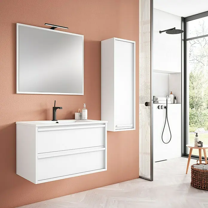 Armario colgante de baño de baño - 35 x 25 x 110 cm, Blanco - Baño con mueble de lavabo blanco, espejo y armario colgante sobre una pared color terracota.