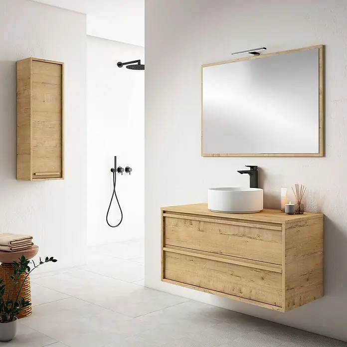 Armario colgante de baño de baño - 35 x 25 x 110 cm, Nogal - Un baño moderno con un mueble de madera, un lavabo de cerámica redondo y un espejo cuadrado con iluminación.