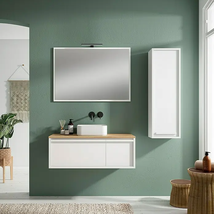 Armario colgante de baño de baño - 35 x 25 x 110 cm, Blanco - Baño con un moderno mueble de lavabo con espejo, lavabo y armario en blanco y efecto madera sobre una pared verde.