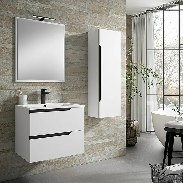 Armario colgante de baño Simbol/Laos/Nilo - 35 x 25 x 110 cm, Blanco - Elegante interior de baño con un tocador blanco con cajones, un armario con espejo a juego y un armario alto contra una pared texturizada.