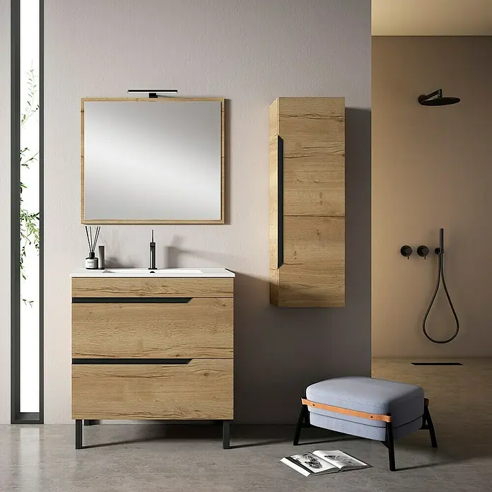 Mueble bajo de lavabo Simbol - L x An x Al: 45 x 80 x 83,5 cm, Roble - Moderno conjunto de baño con mueble de lavabo de madera, espejo y columna de madera. Acentuado con accesorios negros y un puf gris.