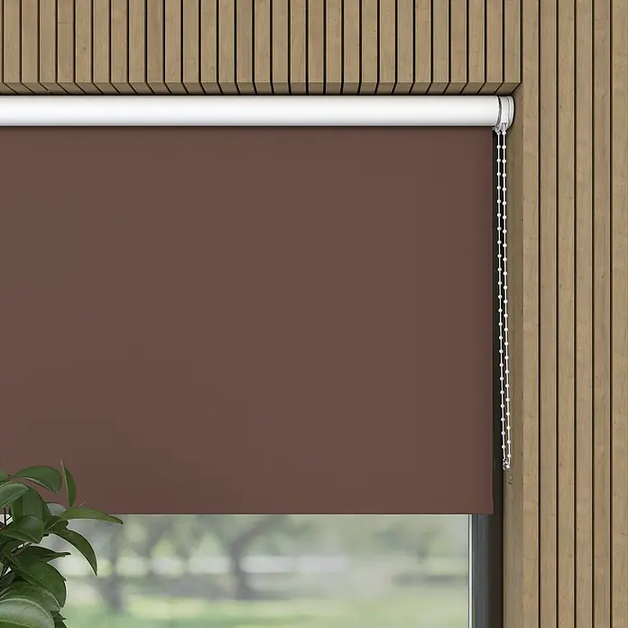 Verdunkelungsrollo - B x H: 90 x 275 cm, Braun - Ein braunes Rollo ist vor einem Fenster mit Holzrahmen angebracht, das für Privatsphäre sorgt und gleichzeitig das natürliche Licht filtert.