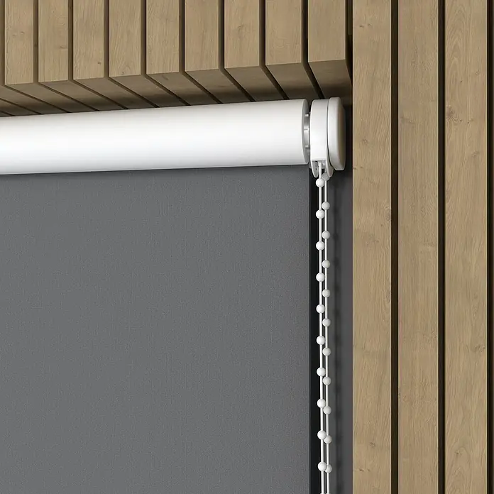 Expo Ambiente Verdunkelungsrollo - B x H: 80 x 190 cm, Grau, Uni - Nahaufnahme einer grauen Rolllade mit weißem Rollladenkasten und Bedienkette vor einer Holzwand.