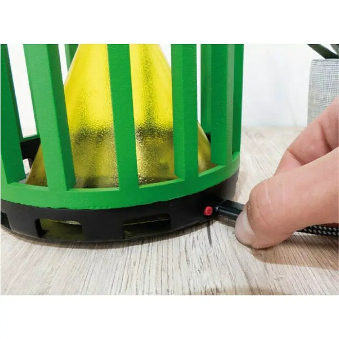 Atrapamoscas LED Cactus - Protección contra: Insectos voladores - La imagen muestra una linterna verde con diseño de jaula que está siendo alimentada por un cable de carga USB.