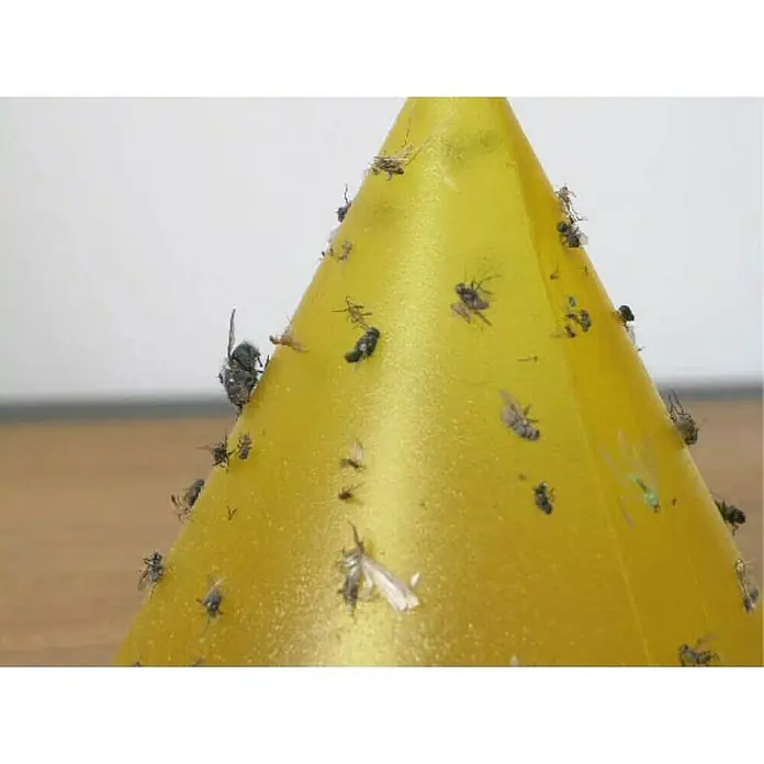 Atrapamoscas LED Cactus - Protección contra: Insectos voladores - Primer plano de una trampa para insectos amarilla en forma de pirámide, cubierta de numerosas moscas e insectos capturados. Control de plagas eficaz.
