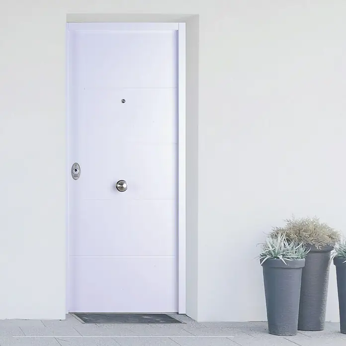 SegureStil Puerta de entrada exterior VH500 Serie V - 90 x 207 cm, Derecha, Blanco, Acorazada - Puerta blanca sencilla con paneles horizontales, pomo redondo y mirilla contra una pared blanca. Tres macetas se sientan al lado.