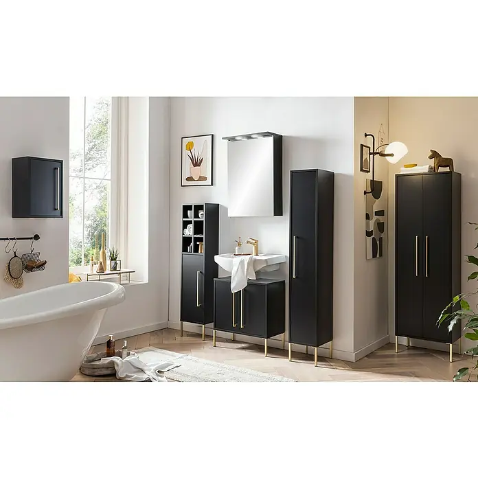 Schildmeyer Sarah Waschtischunterschrank - 57,1 x 30,1 x 61,2 cm, Schwarz, Matt - Elegantes Badezimmer-Interieur mit schwarzen Schränken, goldenen Akzenten und moderner Beleuchtung für ein stilvolles Ambiente.