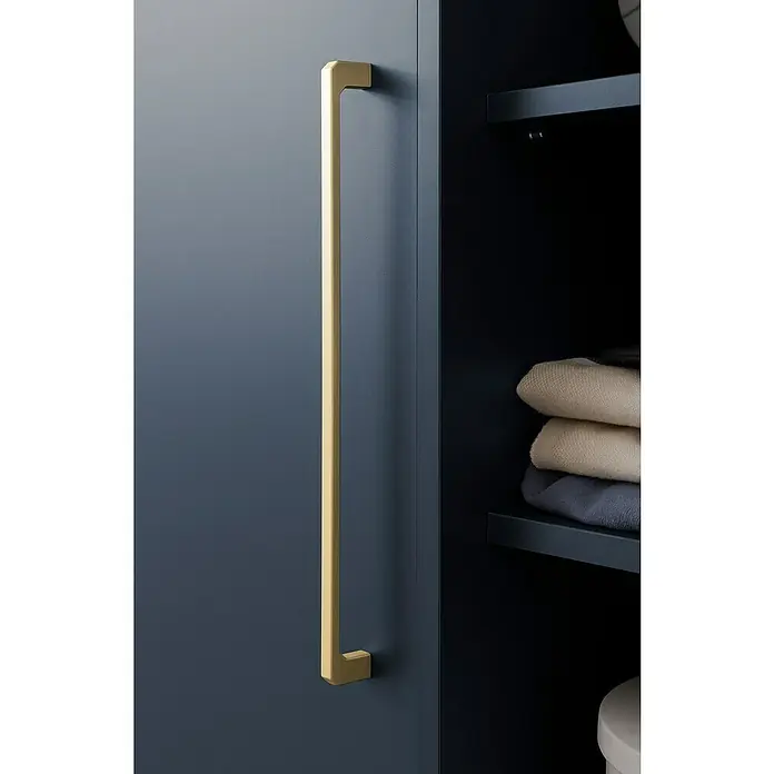 Schildmeyer Kent Highboard - 67,1 x 33,1 x 117,4 cm, Nachtblau - Elegante, lange, goldfarbene Griffstange an einer blauen Schranktür, die einen Hauch von Luxus und Stil in das Möbeldesign bringt.
