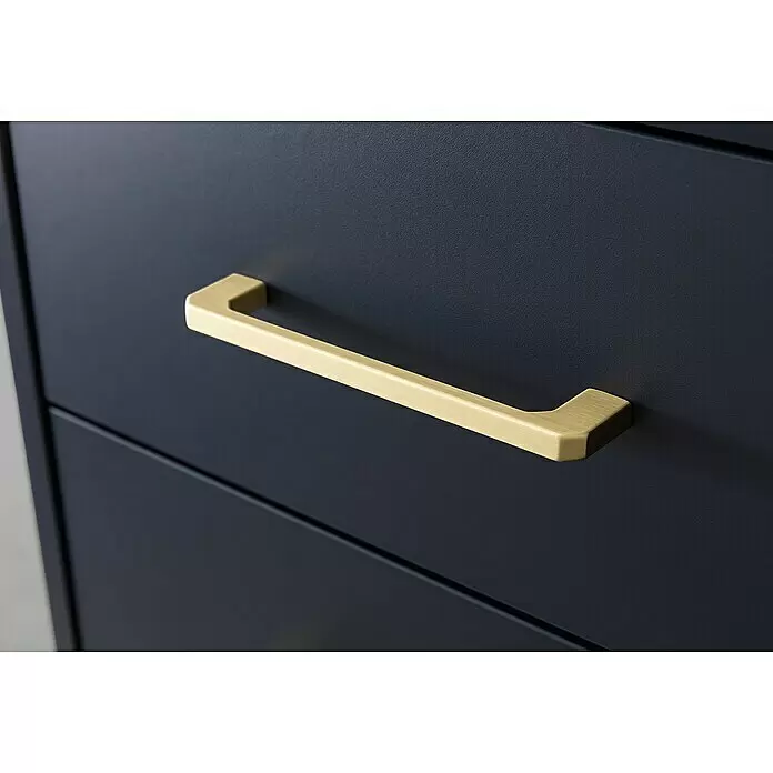 Schildmeyer Kent Hochschrank - 67,1 x 33,1 x 184,3 cm, Nachtblau - Bürstengriff aus Messing an einer dunkelblauen Schublade.