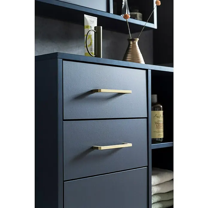 Schildmeyer Kent Highboard - 67,1 x 33,1 x 117,4 cm, Nachtblau - Detailaufnahme eines marineblauen Badezimmerschranks mit goldenen Griffen, der moderne Eleganz und funktionale Aufbewahrung vereint.