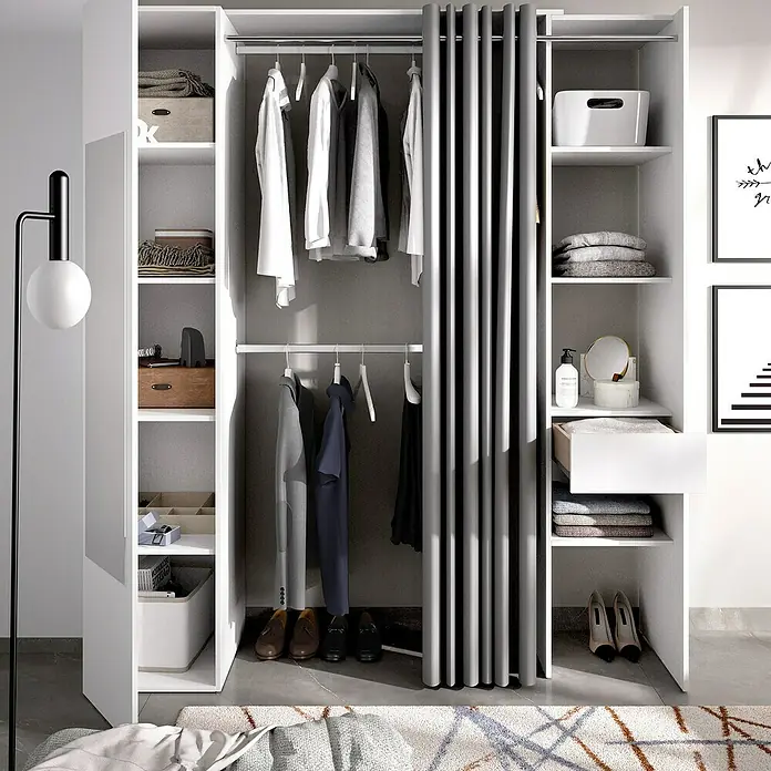 Dekit Armario para ropa Suit - L x An x Al: 52 x 177 x 205 cm, Blanco, Melamina - Un espacioso armario blanco con amplio espacio de almacenamiento, con estantes, barras para colgar y una elegante cortina gris.