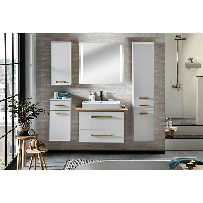 Schildmeyer Duo Badmöbel-Set - Gesamtbreite Badmöbel: 102,2 cm, Kreideweiß/Eiche, Matt - Ein modernes Badezimmer-Ensemble mit weißen Möbeln und Holzgriffen, bestehend aus Waschtisch, Schränken und beleuchtetem Spiegel.