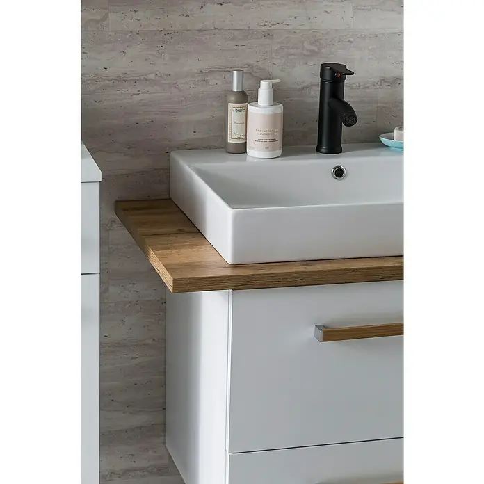 Schildmeyer Duo Badmöbel-Set - Gesamtbreite Badmöbel: 165,2 cm, Kreideweiß/Eiche, Matt - Ein moderner Waschtisch mit einem eckigen Waschbecken, einer stilvollen Armatur und eleganten Pflegeprodukten. Das Holzdetail verleiht Wärme.