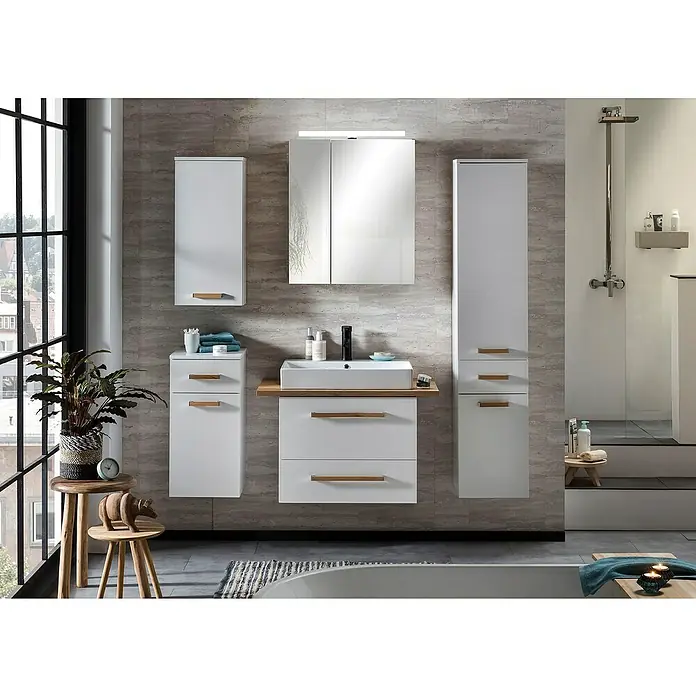 Schildmeyer Duo Badmöbel-Set - Gesamtbreite Badmöbel: 82,2 cm, Kreideweiß/Eiche, Matt - Ein helles Badezimmer mit weißen Hänge-Waschtischen und einem beleuchteten Spiegelschrank, die ein modernes und stilvolles Ambiente schaffen.