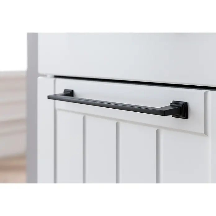 Schildmeyer Jelda Highboard - 59,8 x 32,6 x 116,9 cm, Weiß/Eiche - Nahaufnahme eines weißen Schranks mit einem eleganten, schwarzen Bügelgriff. Das schlichte Design des Griffs ergänzt das moderne Erscheinungsbild des Möbels.