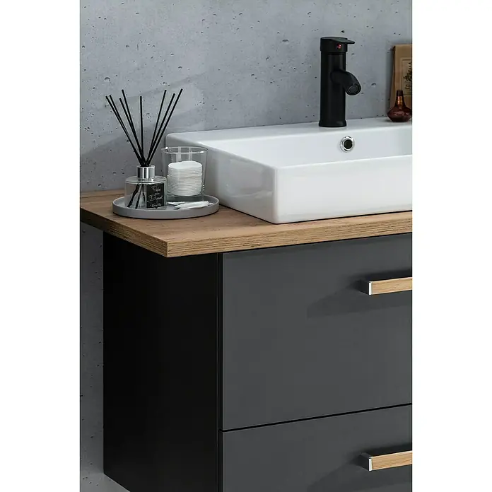 Schildmeyer Duo Badmöbel-Set - Gesamtbreite Badmöbel: 165,2 cm, Anthrazit/Eiche, Matt - Nahaufnahme eines Badezimmerschranks mit einem Waschbecken, einer Armatur und dekorativen Accessoires.