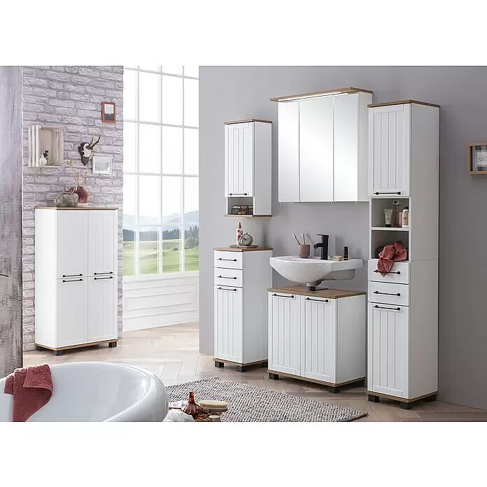 Schildmeyer Jelda Highboard - 59,8 x 32,6 x 116,9 cm, Weiß/Eiche - Weißes Badezimmermöbel-Set mit Holzdetails und schwarzen Griffen, bestehend aus Waschtisch, Hochschränken und Spiegelschrank, in rustikalem Bad.