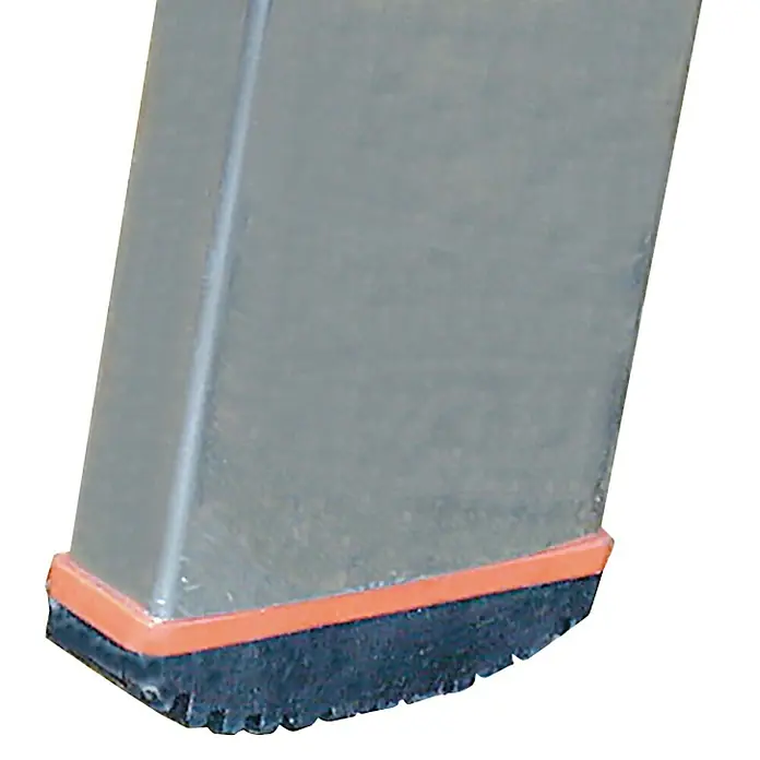 Krause Monto Anlegeleiter Sibilo - Anzahl Tritte: 9 Stk., Arbeitshöhe: 3,6 m, Belastbarkeit: 150 kg, Aluminium - Detailaufnahme eines quadratischen Möbelbeins mit Bodenschoner, bestehend aus Gummi und einem roten Band. Ideal zum Schutz von Böden.