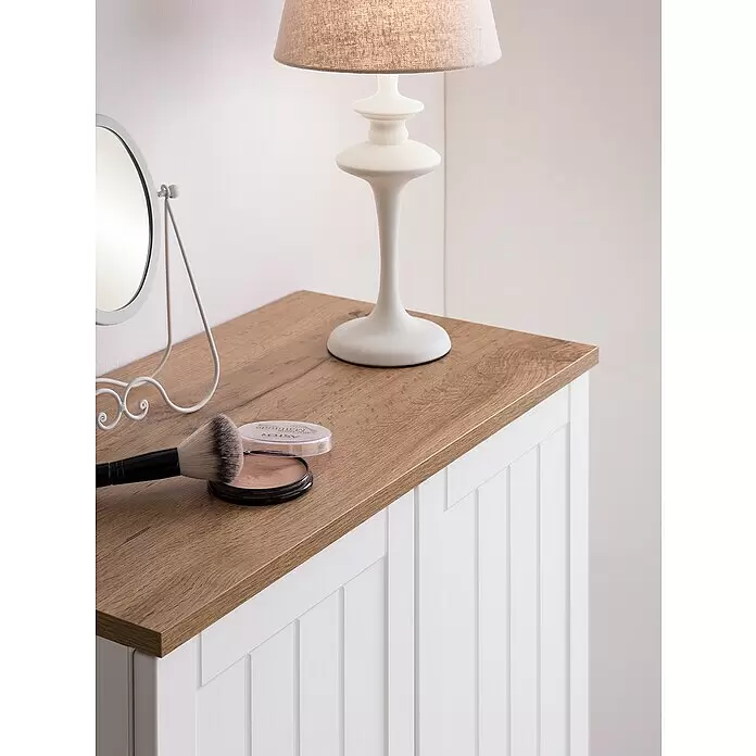 Schildmeyer Jelda Highboard - 59,8 x 32,6 x 116,9 cm, Weiß/Eiche - Weiße Holzkommode mit hellbrauner Holzplatte, als Ablage für Lampe, Spiegel und Make-up.
