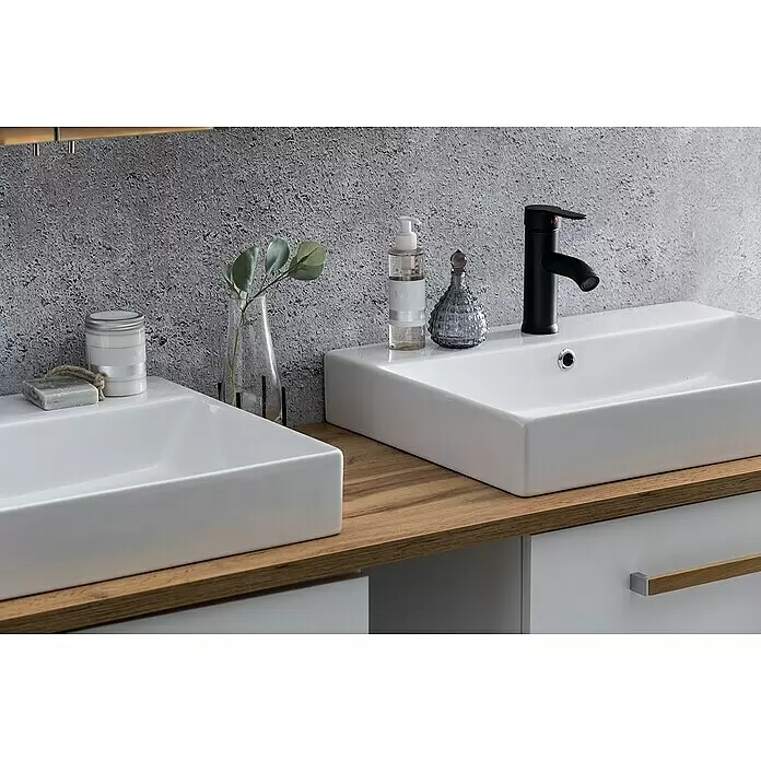 Schildmeyer Duo Badmöbel-Set - Gesamtbreite Badmöbel: 165,2 cm, Kreideweiß/Eiche, Matt - Modernes Badezimmerwaschtisch mit zwei rechteckigen weißen Keramikwaschbecken auf einer Holzplatte, mit einem eleganten schwarzen Wasserhahn am rechten Becken.