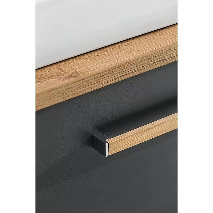 Schildmeyer Duo Badmöbel-Set - Gesamtbreite Badmöbel: 102,2 cm, Anthrazit/Eiche, Matt - Moderner Holzgriff mit silbernen Akzenten an einem dunkelgrauen Schrank. Helle Holzplatte und weißes Waschbecken.