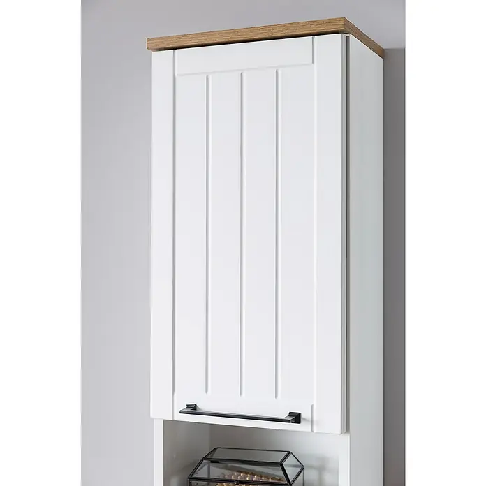 Schildmeyer Jelda Hochschrank - 30,3 x 32,6 x 180,9 cm, Weiß/Eiche - Detailansicht eines weißen Badschranks mit Holzplatte und schwarzem Griff. Das Möbelstück besticht durch sein schlichtes, modernes Design.