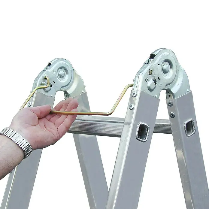 Krause Stabilo Sprossen-Gelenk-DoppelleiterArbeitshöhe: 5,5 m, 16 Stk., Aluminium - Detailaufnahme einer Aluminium-Mehrzweckleiter, bei der ein goldener Hebelmechanismus von einer Hand bedient wird, um die Leiter einzustellen.