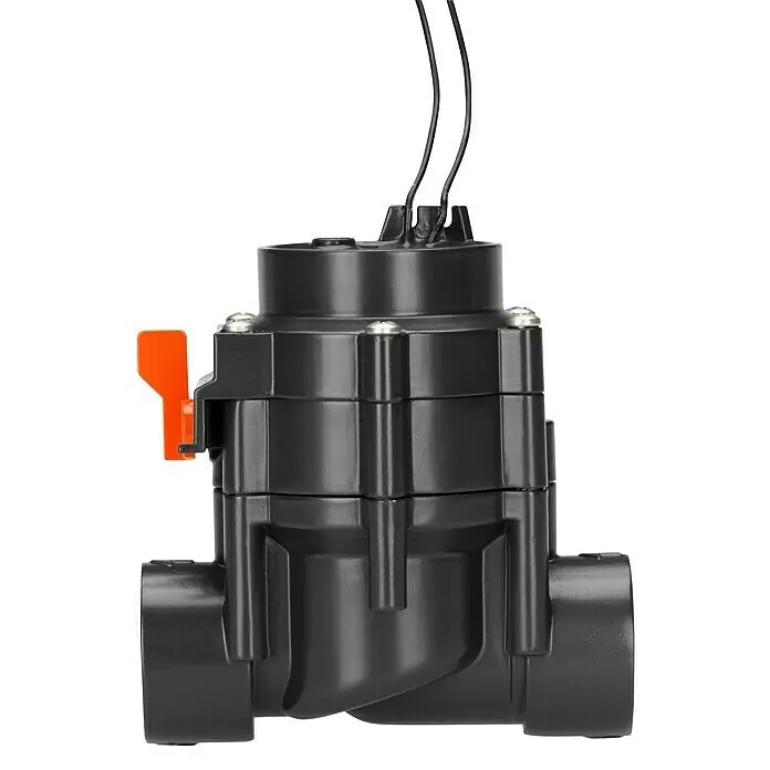 Gardena Sprinklersystem Bewässerungsventil - 24 V, Größe Anschluss: 1″ - Schwarzes Bewässerungsventil aus Kunststoff mit elektrischen Kabeln und orangefarbenem Handhebel.