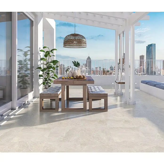 Halcón Pavimento porcelánico Tempo - 60,5 x 60,5 cm, Cotton, Mate, Clase 3 Antideslizante - La imagen muestra un elegante diseño de terraza con baldosas que realzan el espacio exterior.