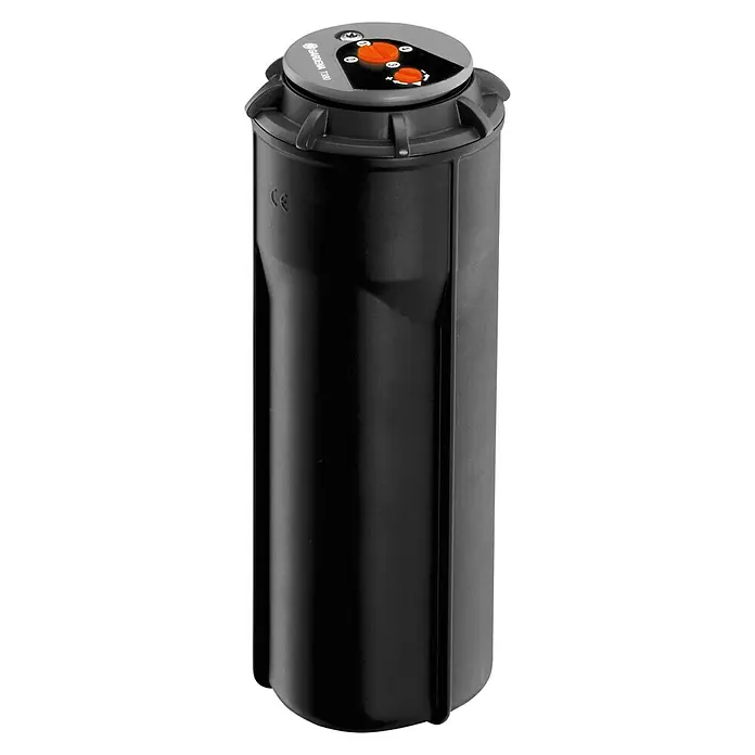 Gardena Sprinklersystem Turbinenversenkregner T 380 - ¾″, Max. Regnerfläche: 380 m² - Nahaufnahme eines versenkbaren Viereckregners Gardena T100 zur Bewässerung kleinerer Rasenflächen. Der Regner ist schwarz und hat orangefarbene Einstellknöpfe.